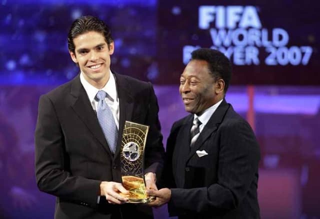 Pelé entrega o prêmio de melhor do mundo para Kaká, o último brasileiro a levar o troféu