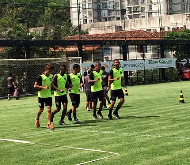 Base do Botafogo treina com elenco profissional em General Severiano