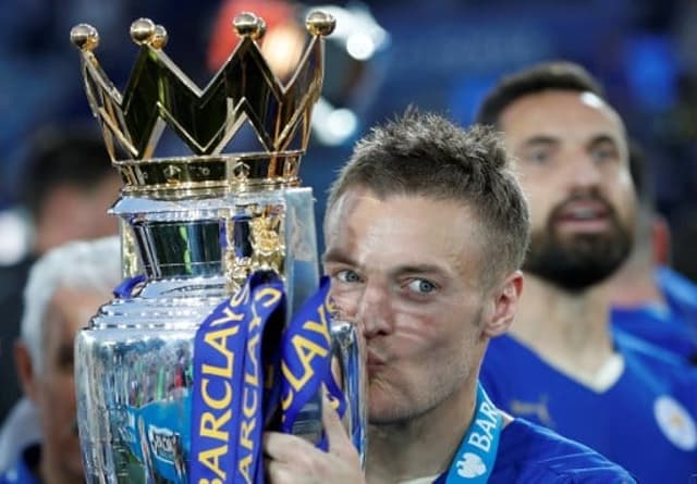 Vardy beija a taça da Premier League de 2015/16