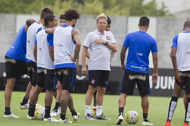 Oswaldo conversando com jogadores do Timão