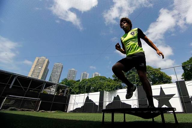 Camilo em exercício de fortalecimento muscular em General Severiano