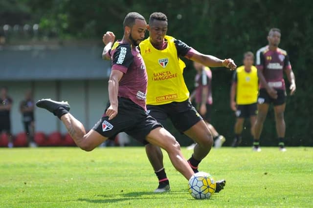 Wesley encara a marcação de Wellington em treino