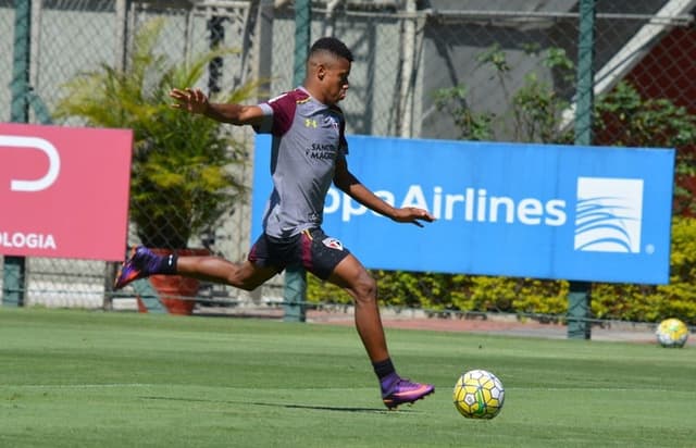 David Neres treina finalizações com o grupo