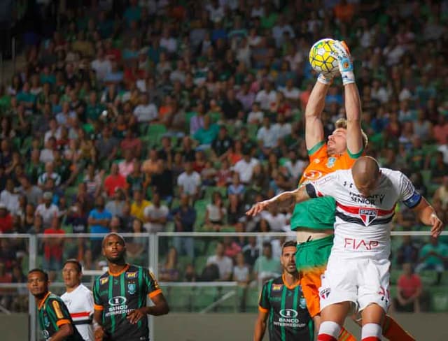 O goleiro João Ricardo, do América-MG, recebeu a nota 8,0 do LANCE!&nbsp;