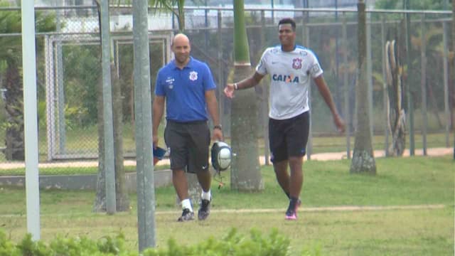 Jô enfim apareceu no CT do Corinthians