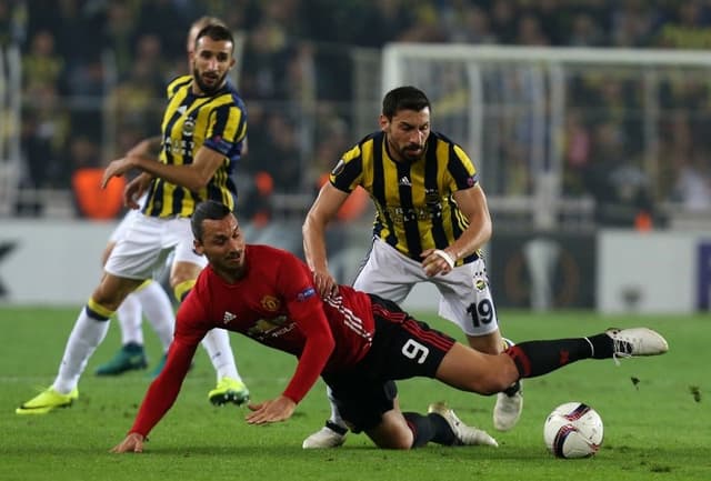 Ibrahimovic e Ozbayrakli - Fenerbahçe x Manchester United