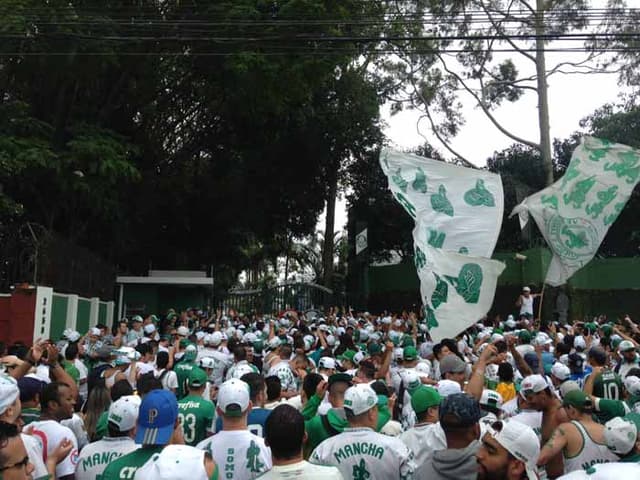 Torcida do Palmeiras no CT