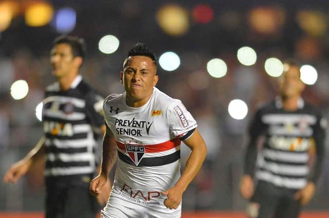 São Paulo goleia o Corinthians no Morumbi&nbsp;