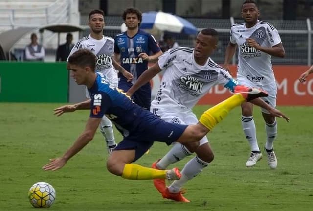 Zagueiro Noguera leva entrada de adversário&nbsp;