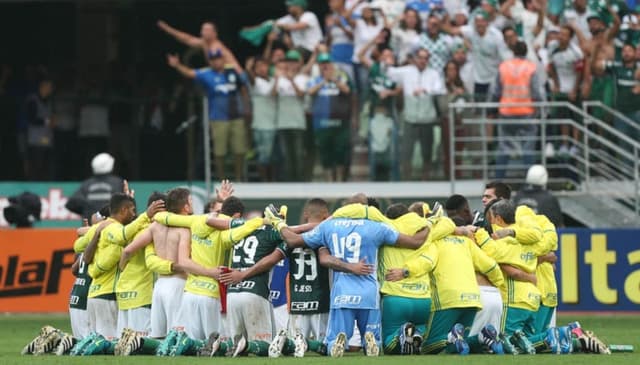 Jogadores e comissão técnica do Palmeiras festejam vitória no gramado