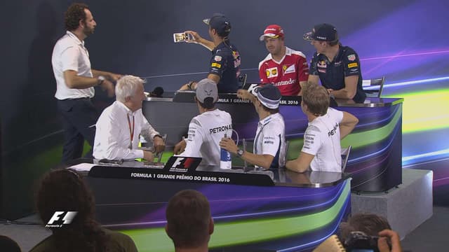 Massa tira selfie com pilotos em Interlagos