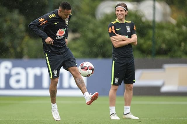 Neymar e Filipe Luís em treino da Seleção Brasileira (Foto: Pedro Martins / MoWA Press)