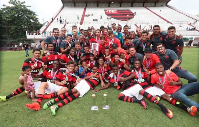 Imagens da conquista do sub-17 do Flamengo