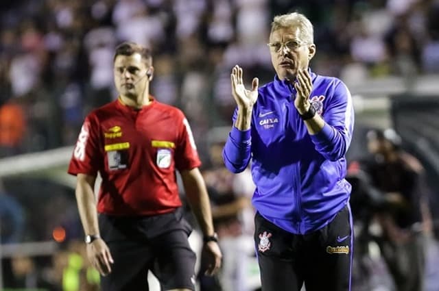 Oswaldo de Oliveira, durante jogo contra o Figueira