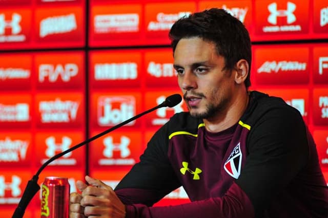 Rodrigo Caio bateu forte no elenco do São Paulo na coletiva desta sexta-feira no CT