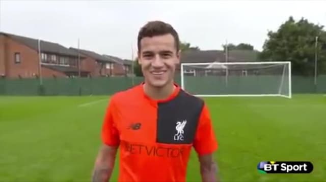 Philippe Coutinho tenta imitar golaço de Bergkamp pelo Arsenal