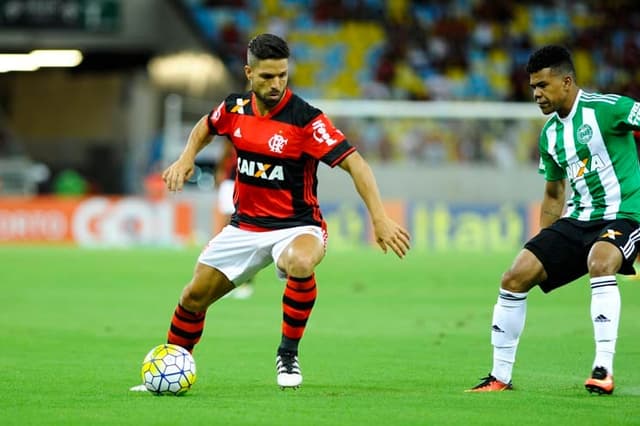 Diego marcou o segundo gol do Flamengo no empate em 2 a 2 contra o Coritiba