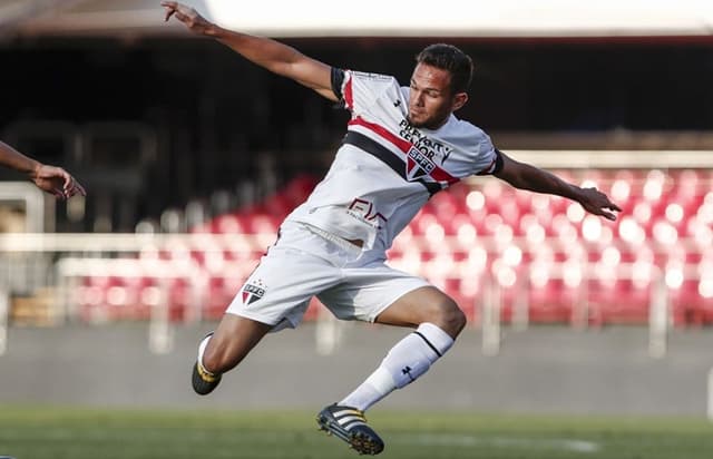 Artur tem quatro jogos no time principal do São Paulo