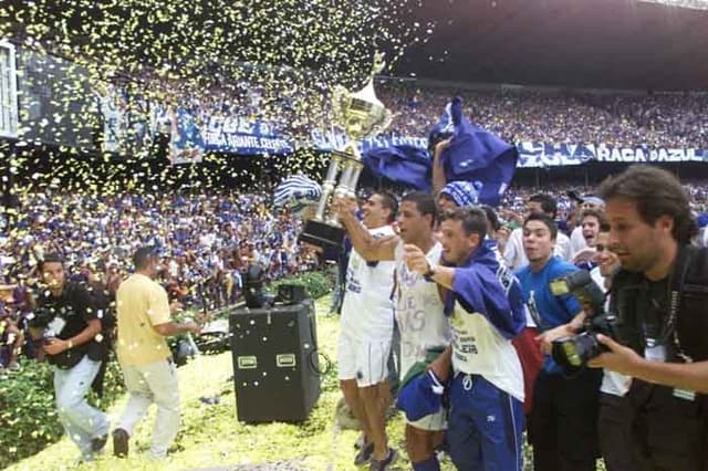 30/11/2003 - Cruzeiro 2x1 Paysandu, no Mineirão - Raposa campeã com duas rodadas de antecedência (à época eram 24 os participantes)