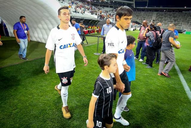 Torcedor foi premiado e entrou em campo com o Timão