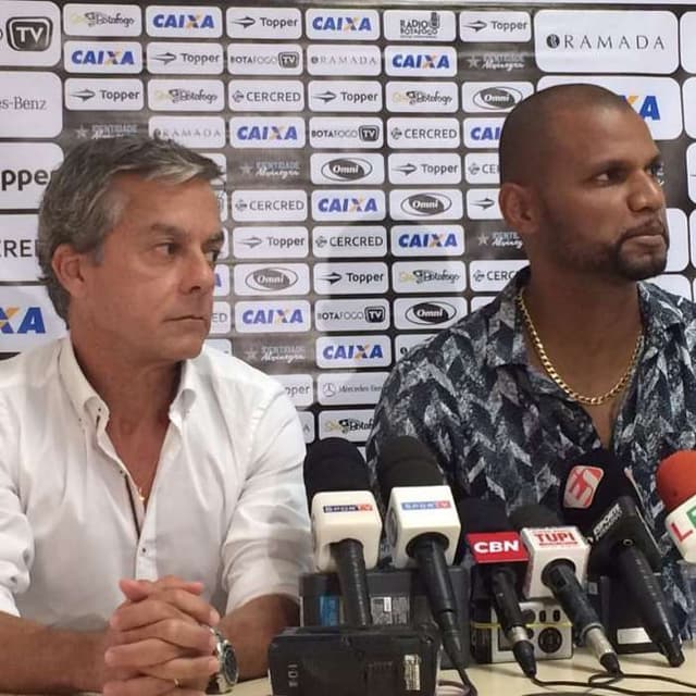 Jefferson e o médico do clube concederam coletiva