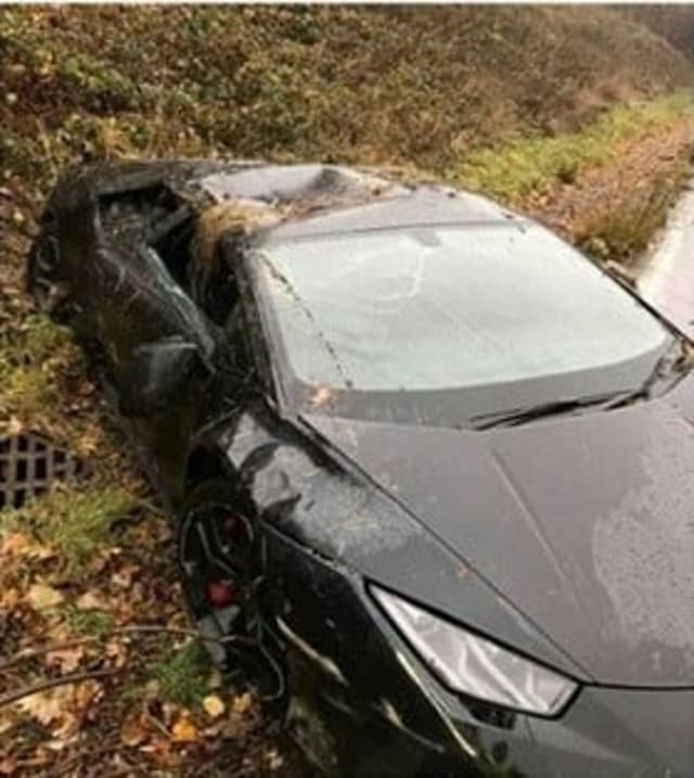 Jogador bate carro de 700 mil reais e desdenha