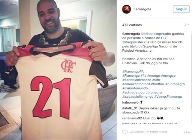 Adriano Imperador posa com camisa de Futebol Americano do Flamengo