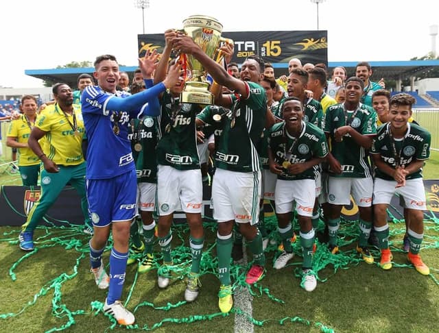 Jogadores do Palmeiras comemoram o título sub-15