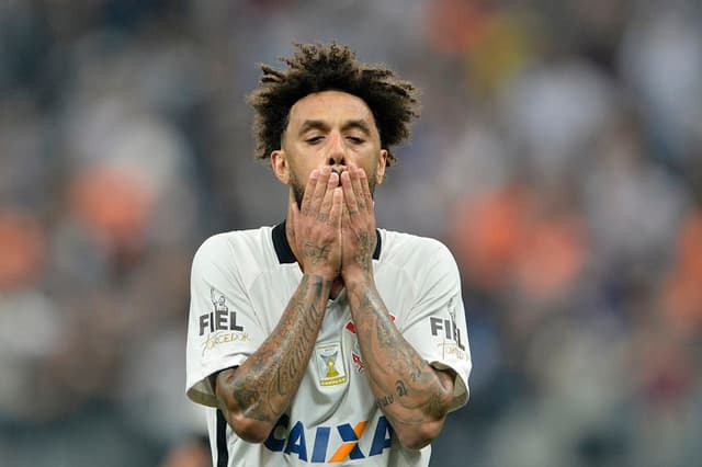 Corinthians empatou com o Atlético-PR em casa e viu a vaga na Libertadores ficar mais distante