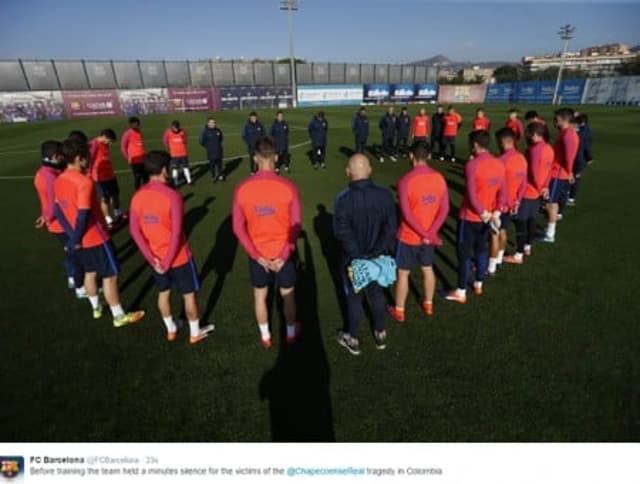 Jogadores do Barcelona fizeram minuto de silêncio antes do treino (foto: Divulgação)