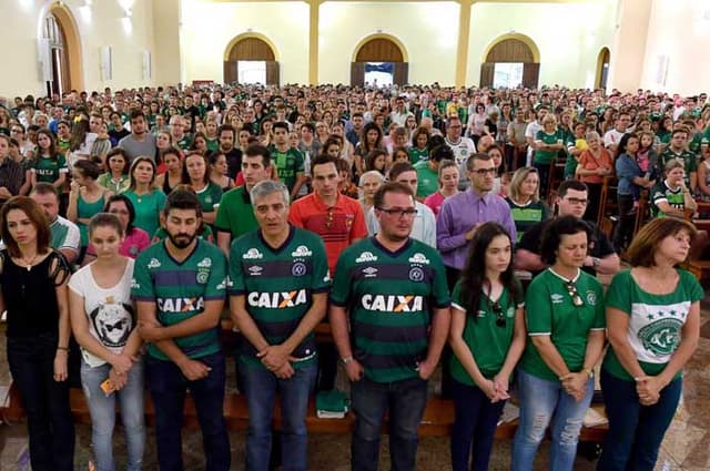 Torcida da Chapecoense faz homenagem às vítimas de acidente