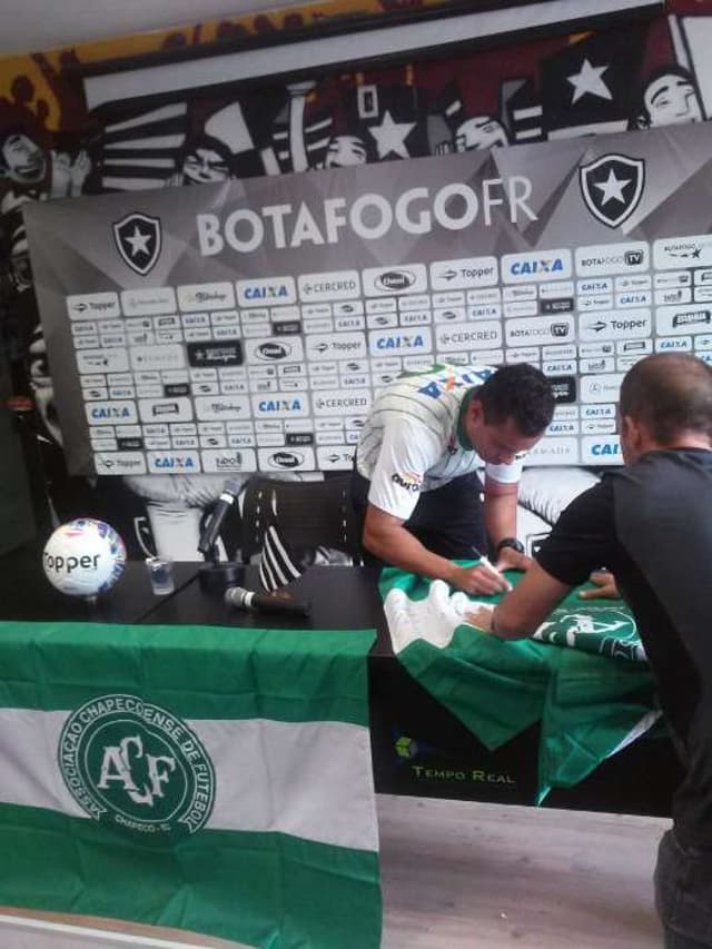 Jair Ventura assina bandeira da Chapecoense