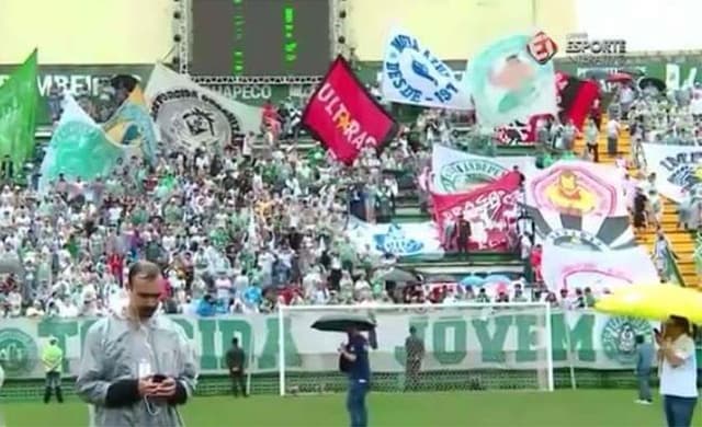 Bandeiras de diferentes torcidas organizadas do Brasil