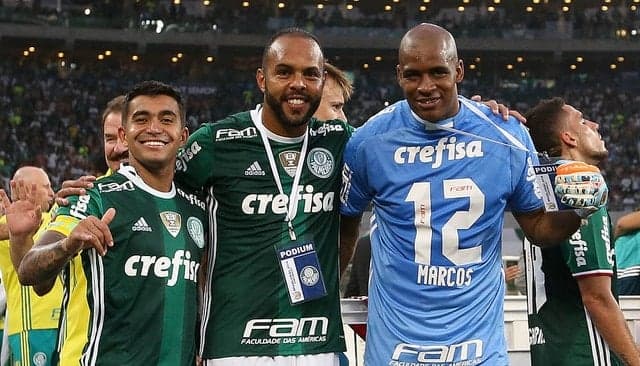 Jailson comemora o título com o número do ídolo Marcos