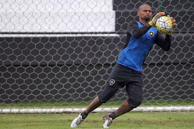 JEFFERSON foi o mais recente jogador de futebol a sofrer com a violência urbana. O goleiro foi abordado por quatro bandidos armados e teve seu carro roubado no Engenho de Dentro, no Rio de Janeiro, quando ia para um treino do Botafogo.