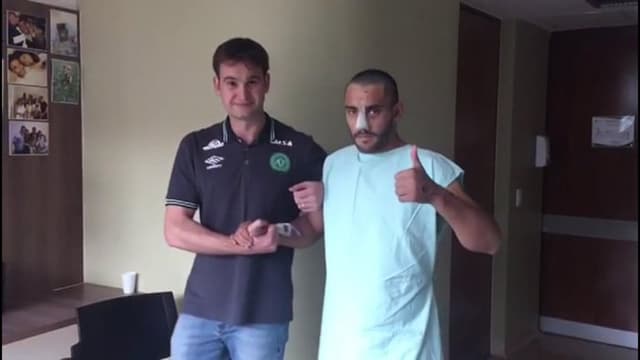 Alan Ruschel caminha em hospital ao lado de médico. Jogador aguarda por liberação para retornar ao Brasil &nbsp;