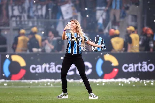 Carol Portaluppi comemorou o Grêmio campeão da Copa do Brasil, no gramado