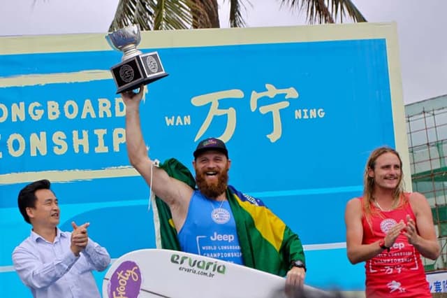 Phil Rajzman é bicampeão mundial de Longboard na China