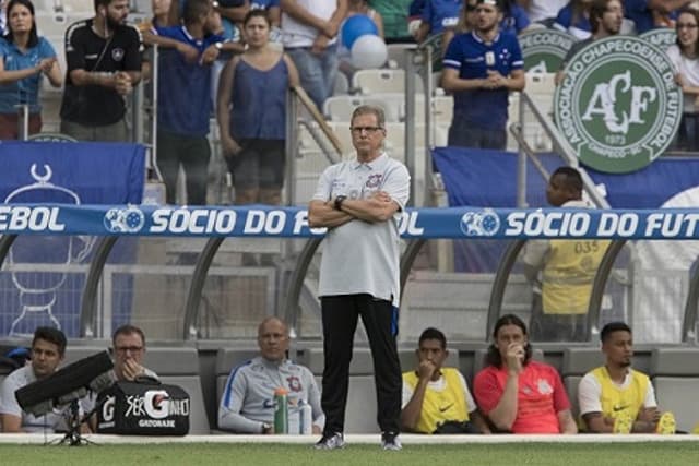 Oswaldo de Oliveira, técnico do Corinthians, diante do Cruzeiro