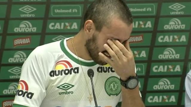 Alan Ruschel chora em coletiva