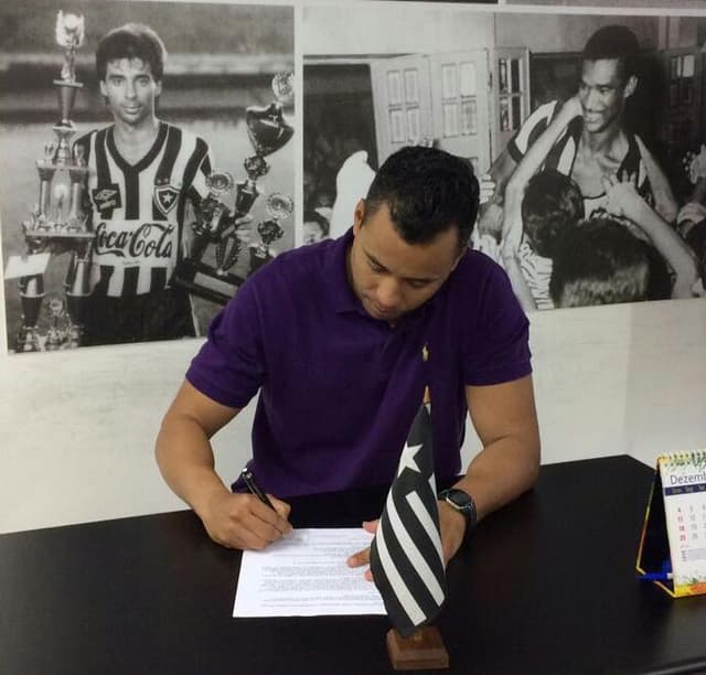 Jair Ventura renova com Botafogo