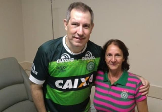 Rafael Henzel recebe visita da mãe do goleiro Danilo