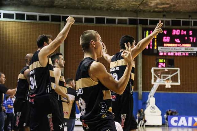 NBB CAIXA - Campo Mourão surpreende Pinheiros e faz história