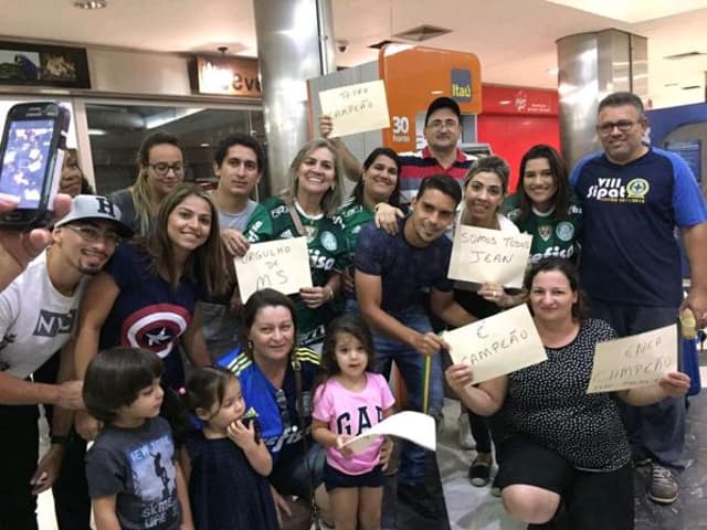 Jean é recebido com plaquinhas de “É Campeão” em Campo Grande - MS