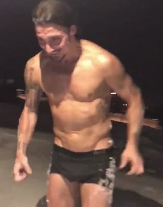 Ibra posta vídeo de cueca na neve