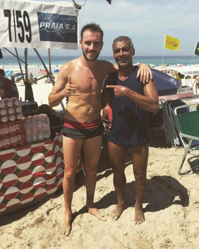 Mancuello e Romário treinam na praia