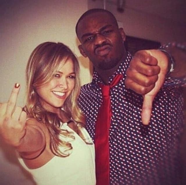 Jon Jones posta foto com Ronda Rousey e aconselha lutadora