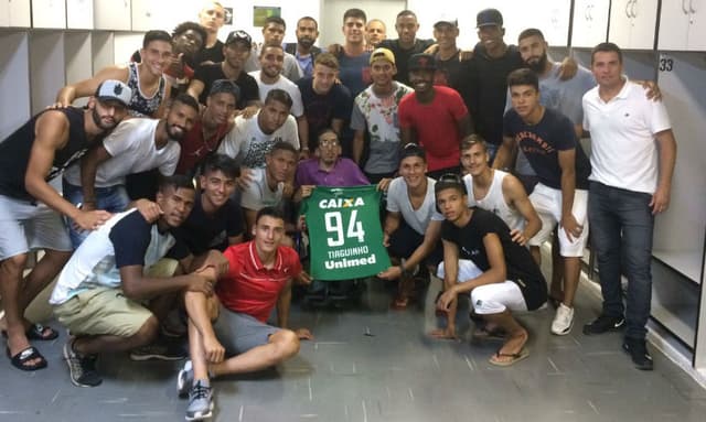 Ronald Capita e o elenco do Corinthians na última segunda-feira, no Parque São Jorge, logo após a palestra aos jogadores