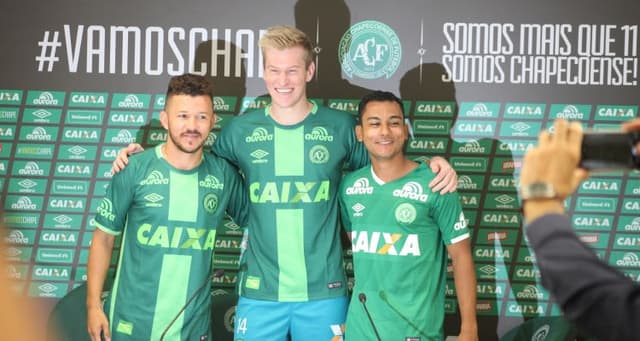 Chapecoense apresentou nesta manhã Douglas Grolli, Nadson e o atacante Rossi