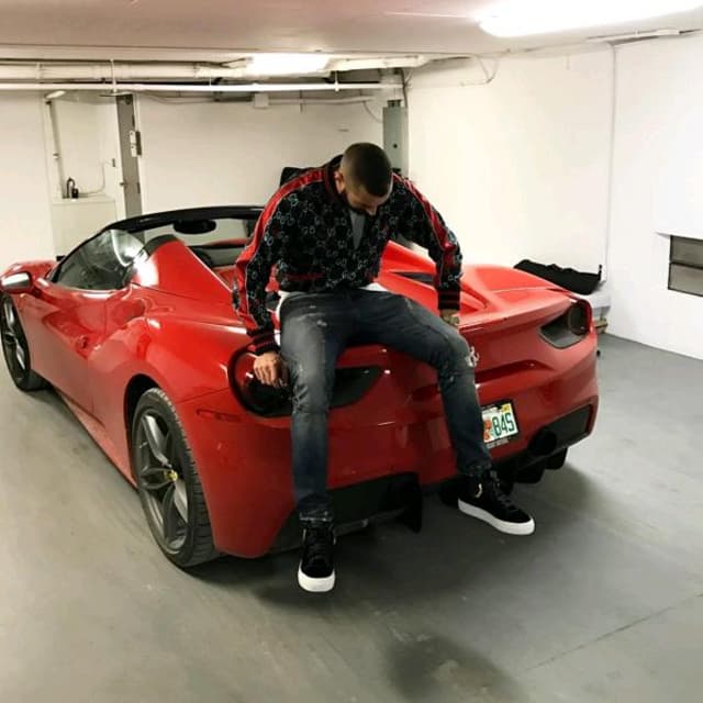 Benzema ostenta com ferrari vermelha